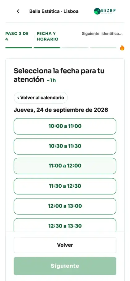 Celular con la página pública de agendamiento de la sede de Lisboa, mostrando los horarios en la zona horaria de Lisboa