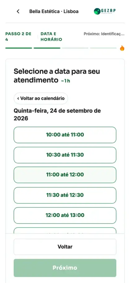 Celular com a página pública de agendamento da unidade de Lisboa, mostrando os horários no fuso de Lisboa