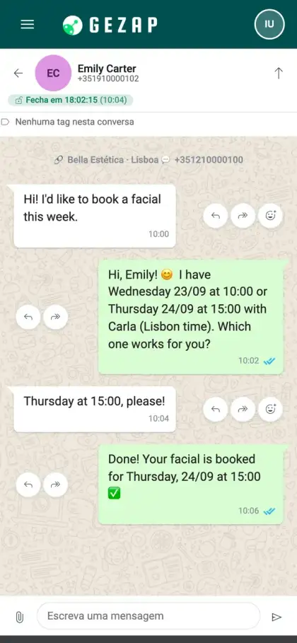 Celular com a mesma conversa em outro idioma, mostrando a secretária respondendo no idioma de cada cliente