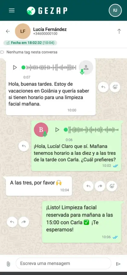 Celular com uma conversa em espanhol: a cliente manda um áudio, a secretária com IA responde por áudio e as duas falas aparecem transcritas