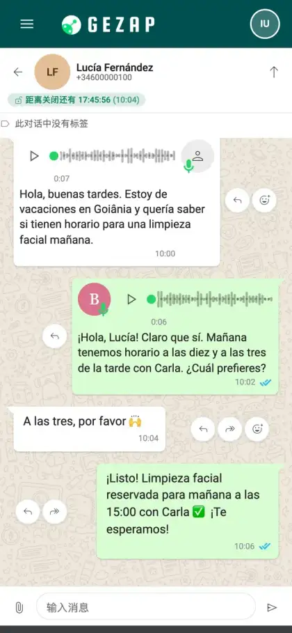 手机显示一段西班牙语对话：客户发送语音消息，AI 接待员用语音回复，双方的话语均显示为文字记录